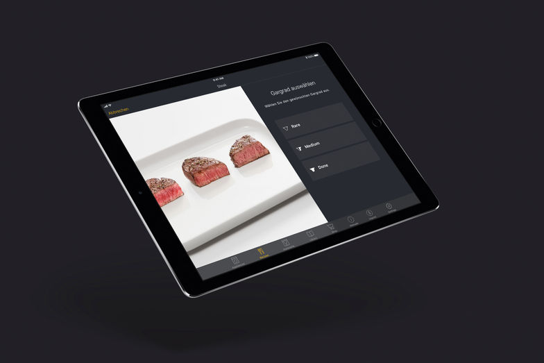 Auf den Punkt: Nichts ist ärgerlicher als das Steak, das zu lange gebraten ist. «CookAssist», die smarte Anwendung für die Induktionskochfelder mit «TempControl», kümmert sich um den perfekten Garpunkt des Steaks. Dafür gibt der Nutzer am Smartphone den gewünschten Gargrad ein. Das Fleisch kommt erst dann in die Pfanne, wenn sie auf exakt 200° C vorgeheizt ist. Diesen Zeitpunkt verrät der Bratsensor über das Smartphone oder das Kochfeld, optisch und akustisch. Noch einmal wenden, wenn die App dazu auffordert, und fertig ist das perfekte Steak. «CookAssist» unterstützt bei einer Vielzahl weiterer Gerichte.