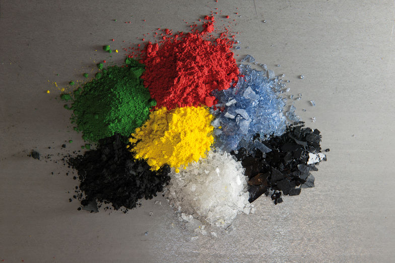 Emaille ist ein Gemisch aus natürlichen Stoffen (Quarz, Feldspalt, Soda, Ton und Farbkörper).