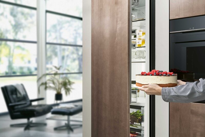 Alle Hände voll? Dieser Kühlschrank öffnet sich auf Zuruf.